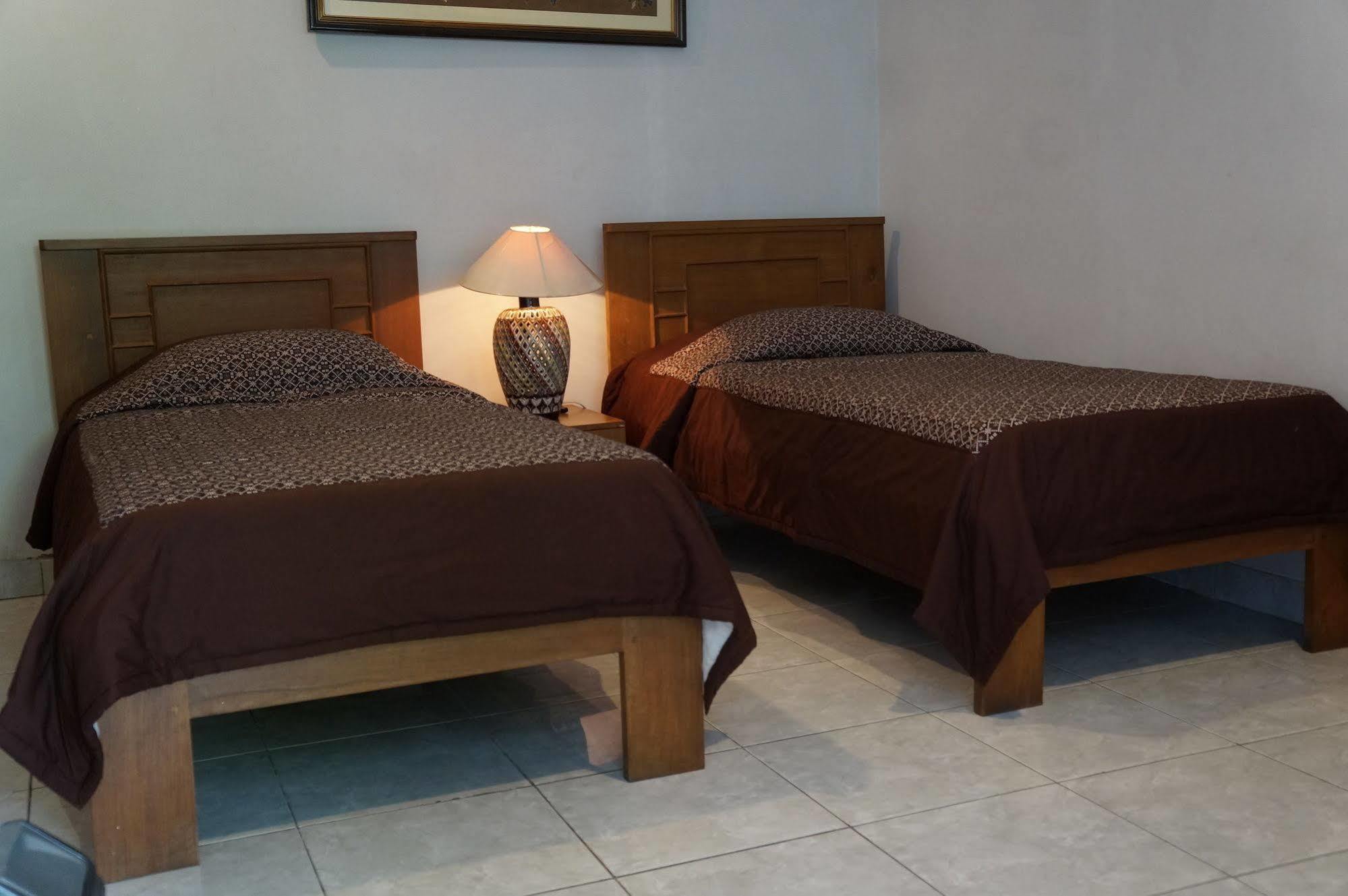 Hotel Kirana Γιογκιακάρτα Εξωτερικό φωτογραφία